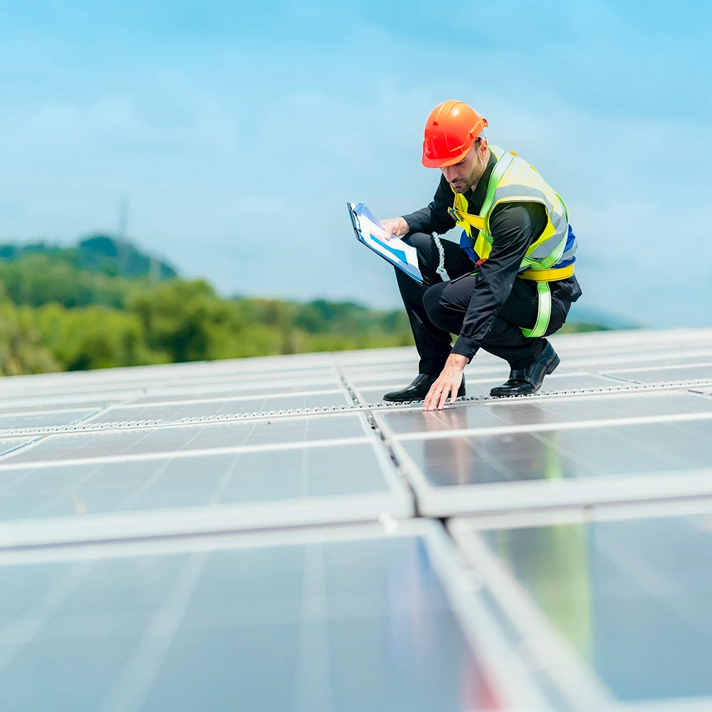 Person steht auf Solaranlagen auf einem Dach