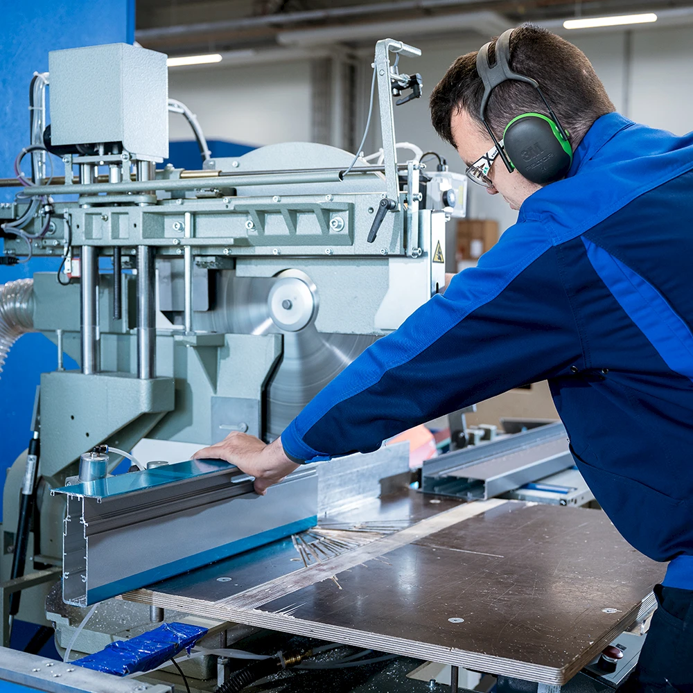 Facharbeiter arbeitet mit einer Maschine