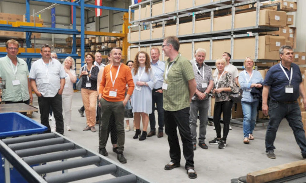 Große Gruppe von Personen stehen in einer Halle