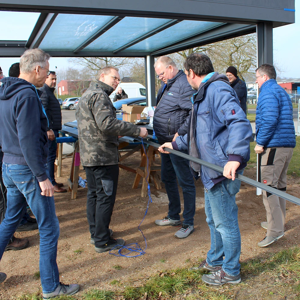 Facharbeiter arbeitet mit einer Maschine