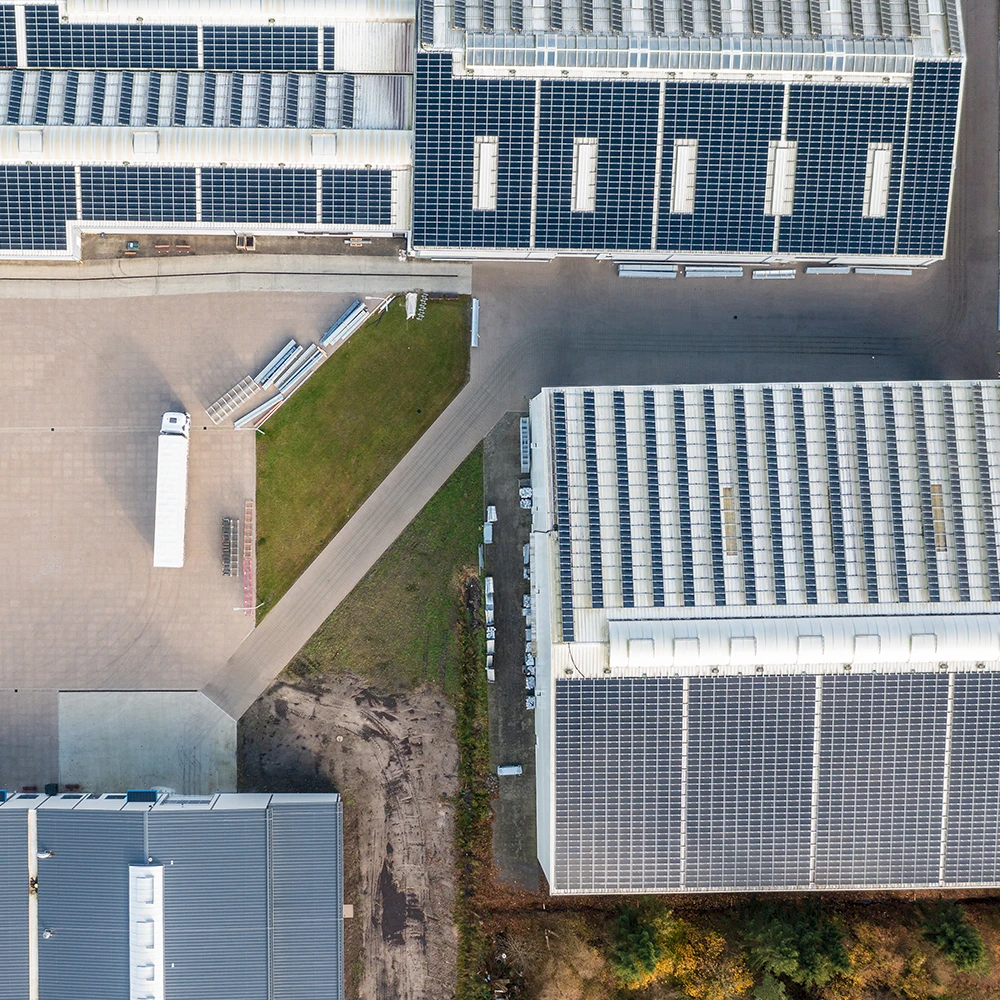 TS-Aluminium Gebäude von oben mit Solaranlagen