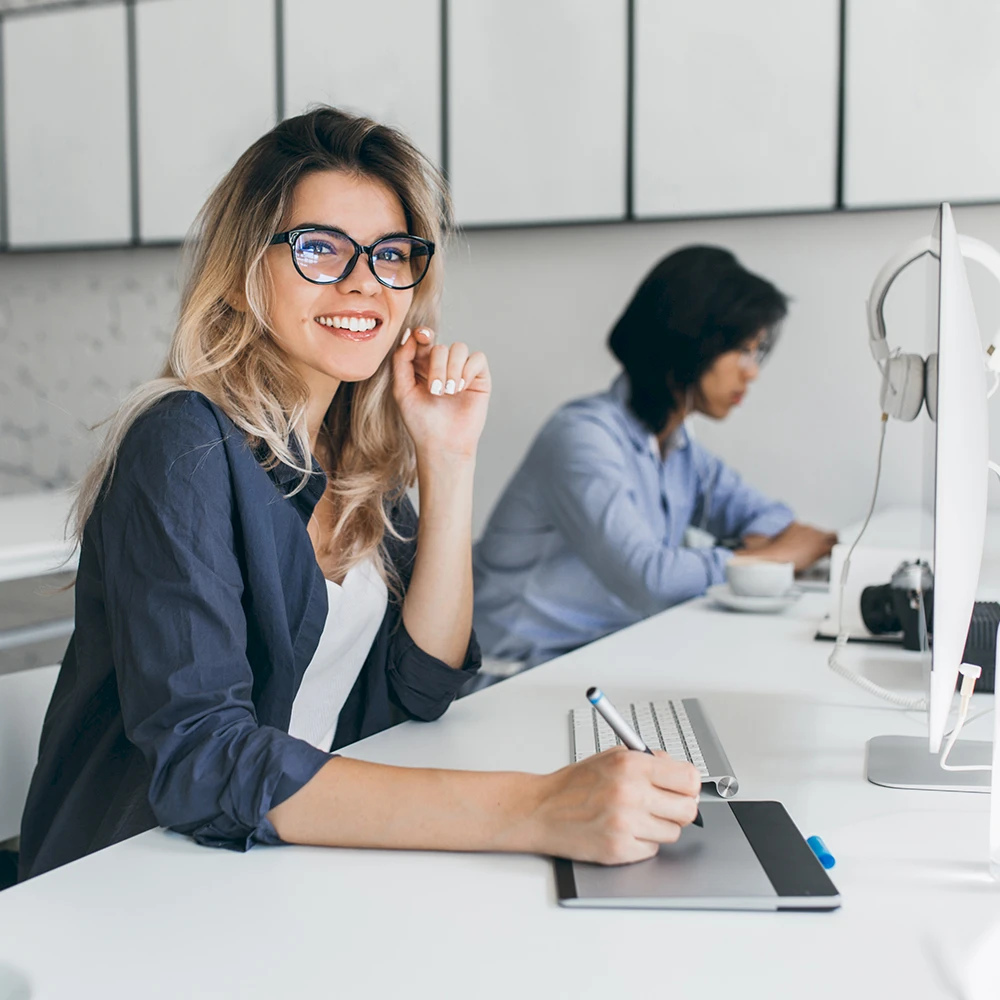 Zwei Personen sitzen im Büro